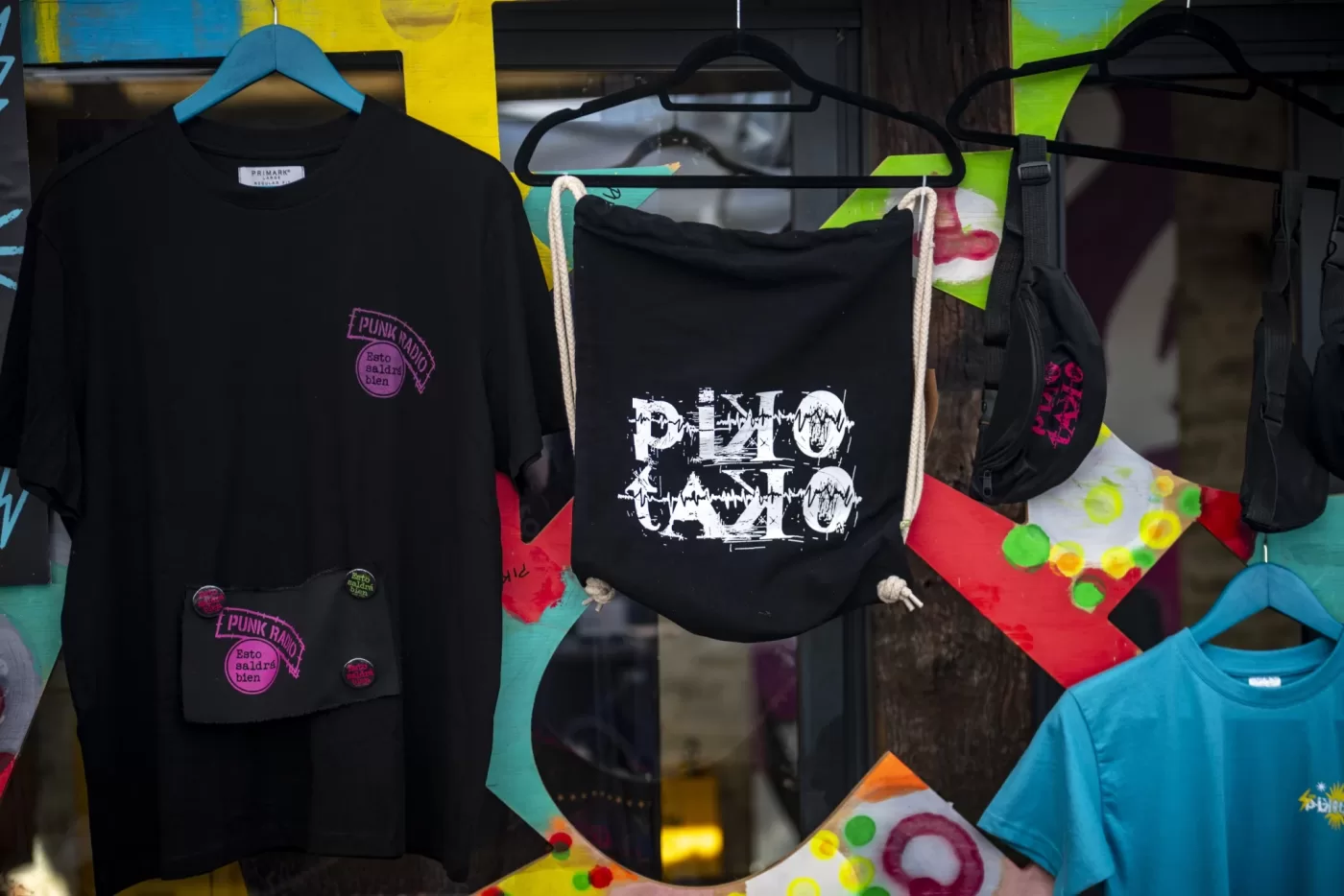 Camisetas y bolsas con el logotipo original de Pikotako