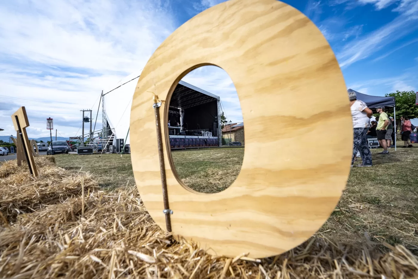 El escenario de Pikotako visto a través de una letra de madera