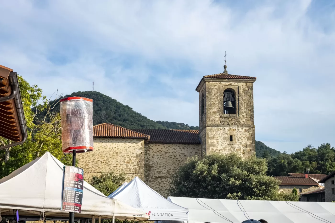 Campanario de Gometxa y monte junto al recinto del festival