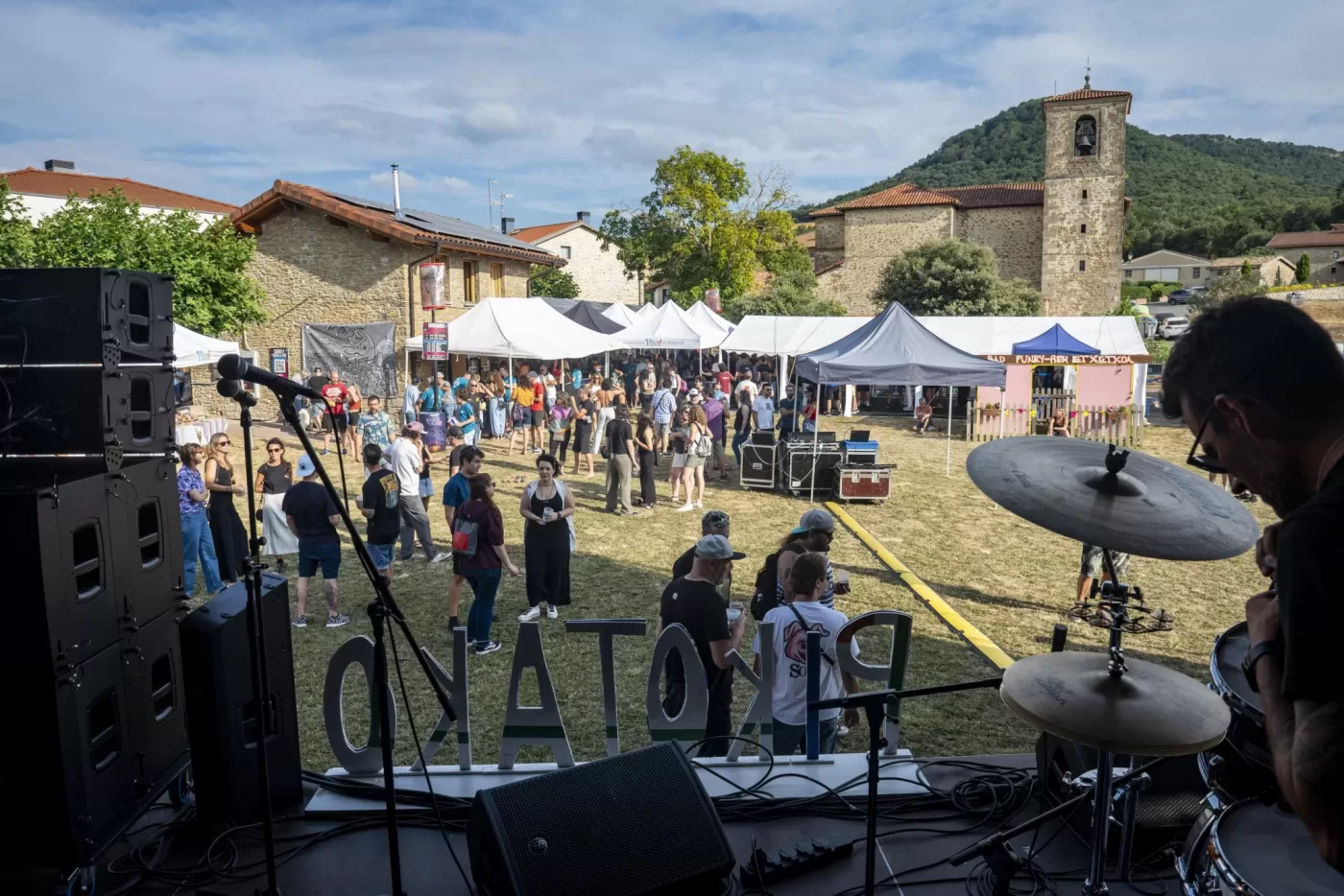 Vista del público y el pueblo desde la batería