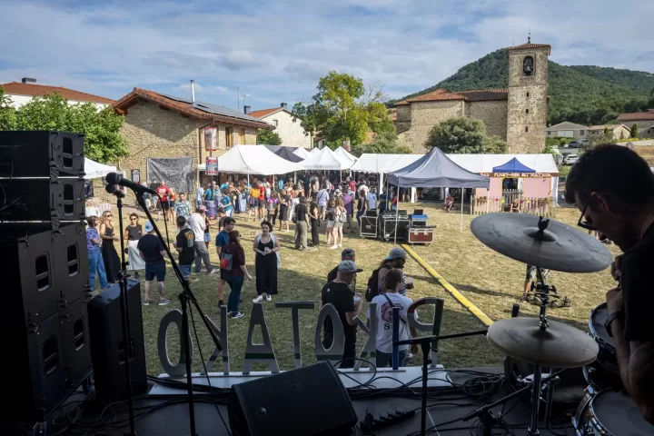 Vista del público y el pueblo desde la batería