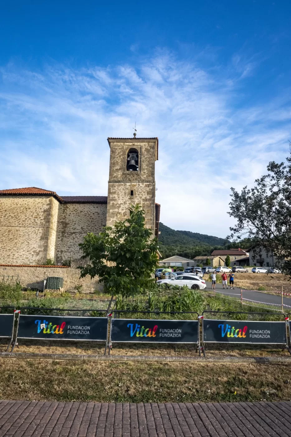Campanario de Gometxa sobre el recinto bajo el cielo azul