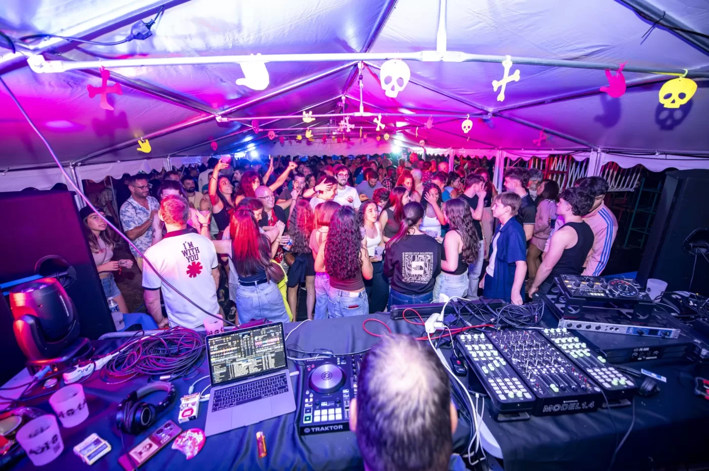 Vista desde la cabina de DJ hacia la carpa llena de público