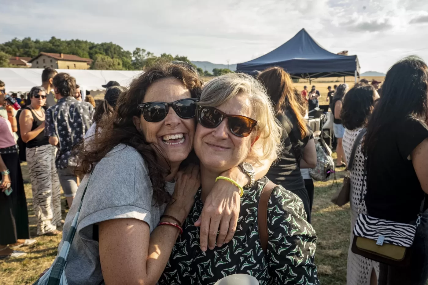 Dos asistentes sonriendo entre el público de Pikotako