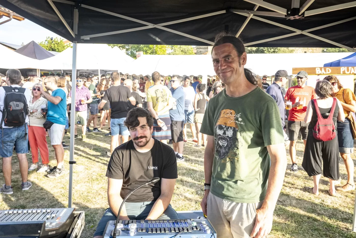 Equipo técnico junto a la mesa de sonido del festival