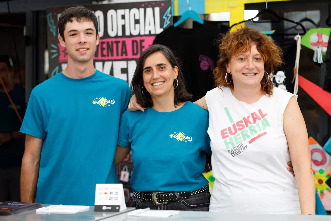 Equipo de Pikotako en el puesto de fichas del festival