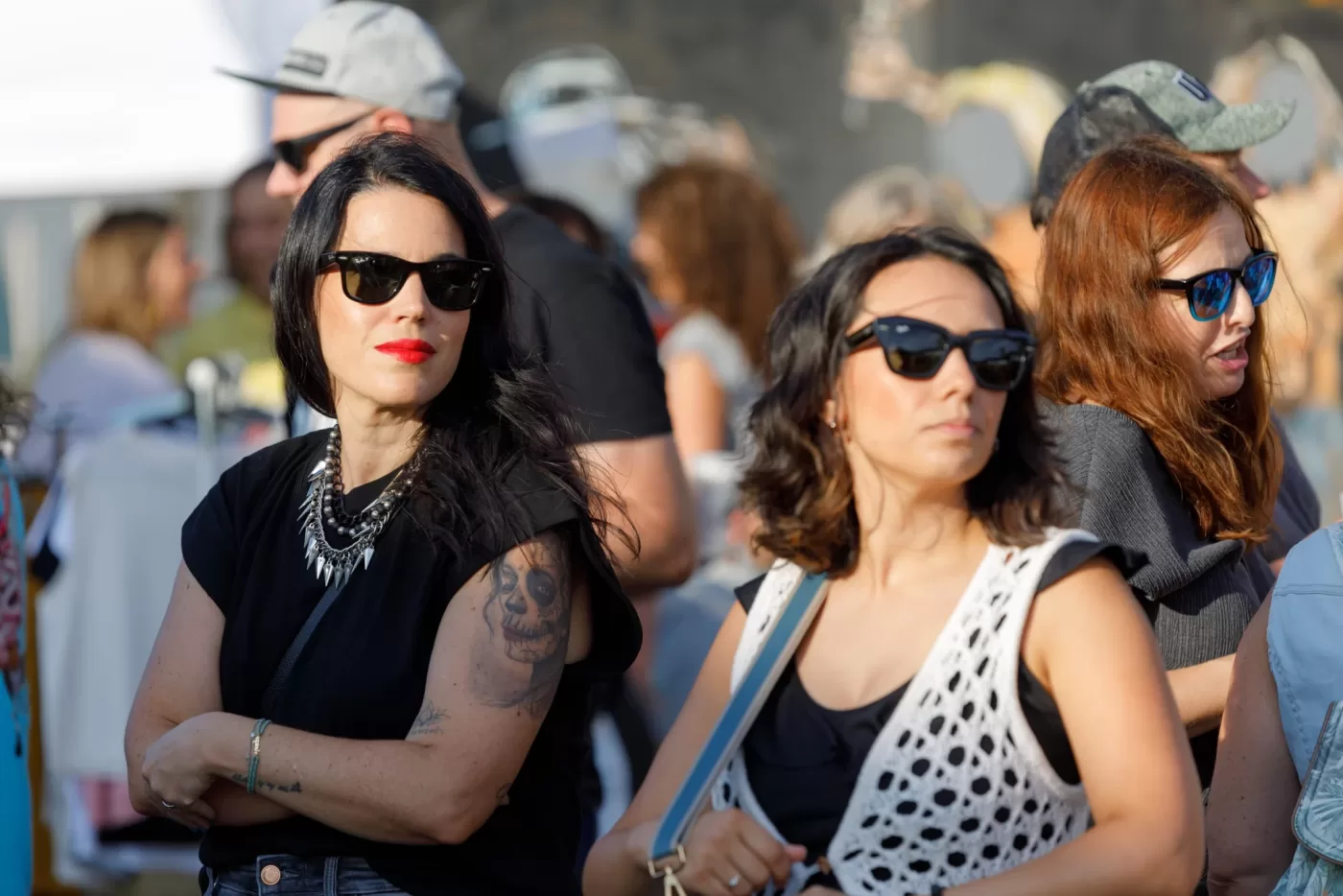 Asistentes escuchando un concierto entre el público