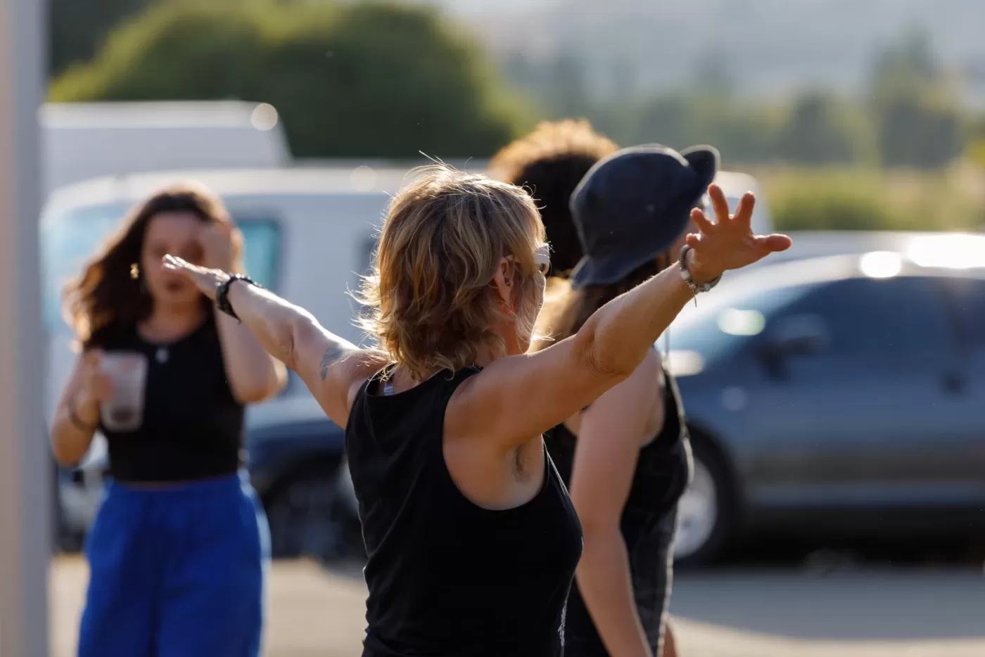 Asistente bailando de espaldas entre el público