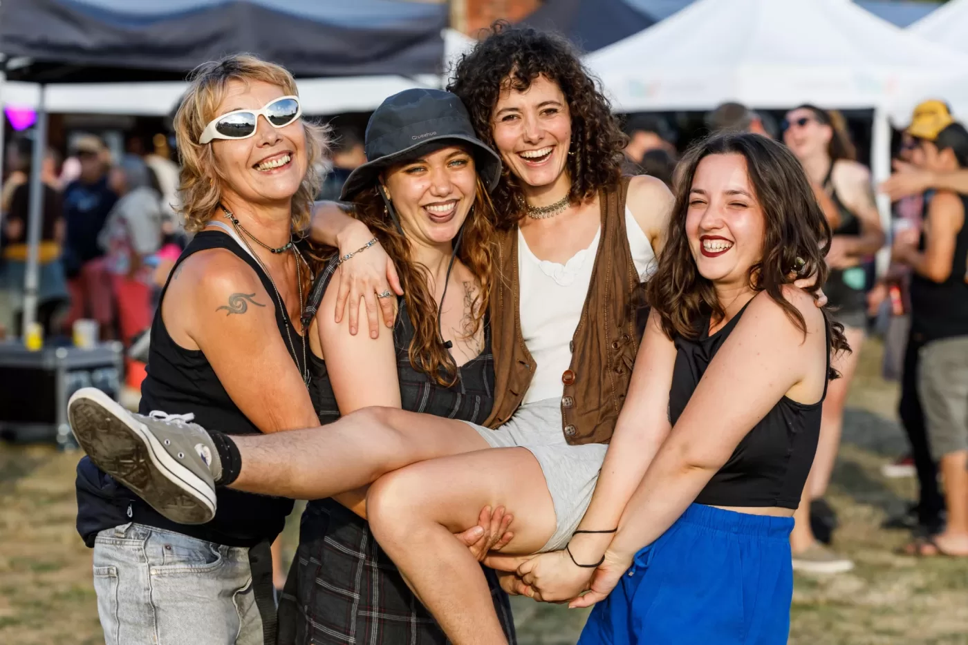 Grupo de asistentes compartiendo una sonrisa en el festival