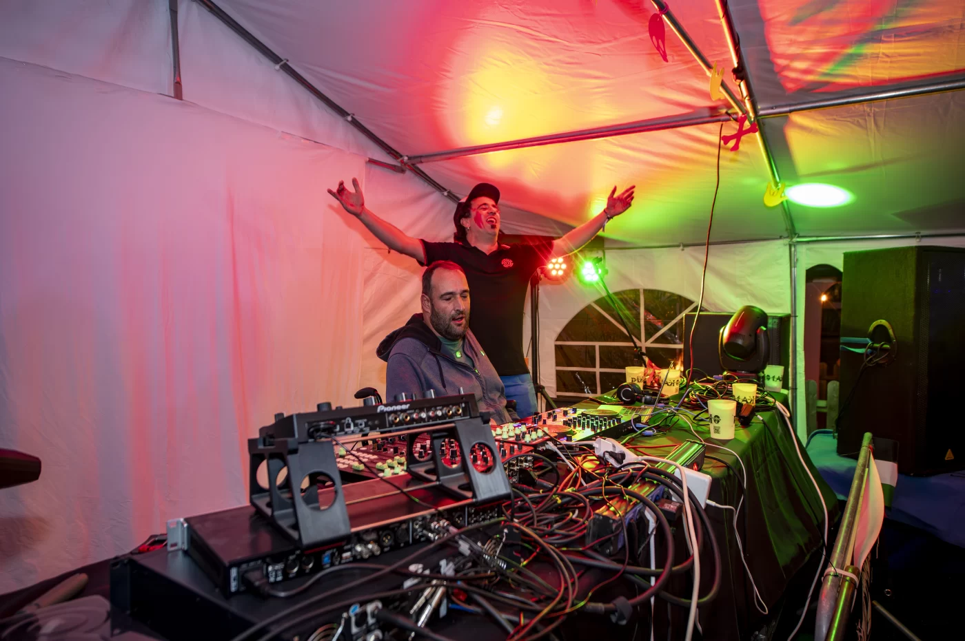 Lo & 4Wheels en la cabina de DJ de Pikotako 2026, bajo luces de colores